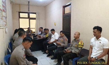 Kapolsek Tungkal Ulu AKP Ivan Ripai gelar rapat penekanan netralitas terhadap seluruh anggota Polsek Tungkal Ulu di masa Pilkada. 