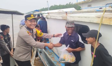 Kapolres Tanjab Barat Salurkan 100 Paket Sembako untuk Nelayan Pesisir Kuala Tungkal