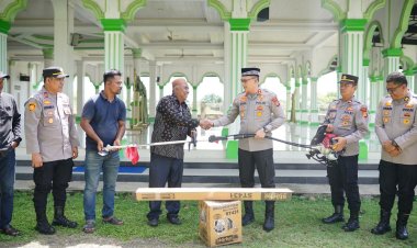 Kapolres Pidie Serahkan Bantuan Mesin Potong Rumput Untuk Mesjid Babut Taqwa 