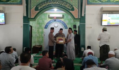 Kapolres Metro Bekasi Salurkan 25 Mushaf Al-Qur’an di Masjid Raya At-Tauhid