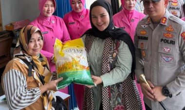Polres Cirebon Kota dan Bulog Salurkan Beras Murah untuk Masyarakat   