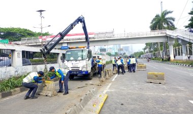 Massa Aksi Rusak Pagar Kawat DPR dan Robohkan Separator Busway, Polisi Ingatkan Tetap Tertib