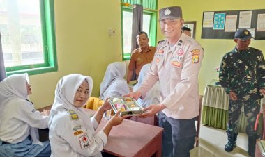 Kanitbinmas Monitoring Pemberian Makan Bergizi Gratis di SMAN 2 Buay Bahuga   