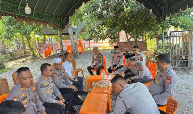 Suasana Haru, Kapolres Pidie Takziah ke Rumah Duka Almarhum Aiptu Mukhtar 