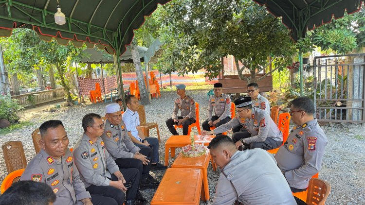 Suasana Haru, Kapolres Pidie Takziah ke Rumah Duka Almarhum Aiptu Mukhtar 
