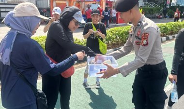 Direktorat Samapta Polda Metro Jaya membagikan sarapan gratis di CFD Bundaran HI. 