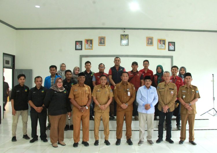 Bupati Anwar Sadat Serahkan Bantuan Sandang dan Sembako kepada Lansia dan Penyandang Disabilitas di Senyerang dan Pengabuan