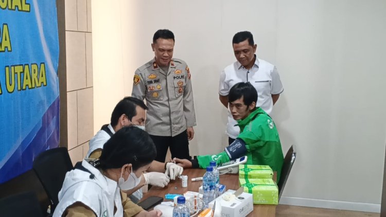 Bhakti Kesehatan dan Bhakti Sosial Polsek Metro Penjaringan Bersama Komunitas Ojol Jakut