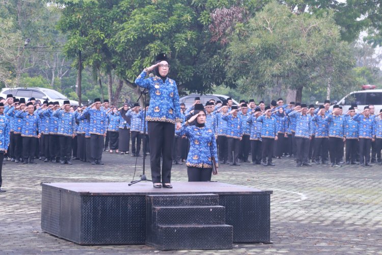 Way Kanan – Pemerintah Kabupaten Way Kanan menyelenggarakan Apel Bulanan di Lapangan Buway Pemuka, Rabu (17/09/2025). Bupati Way Kanan, Ayu Asalasiyah, S.Ked., bertindak sebagai Pembina Apel.