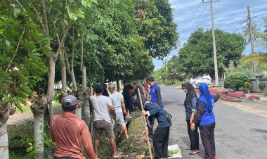 Peratin Rizkon Bersama Warga Sangat Antusias Melaksanakan Gotong Royong Jum'at Bersih