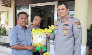Wujud Kepedulian, Kapolres Pelabuhan Tanjung Priok Salurkan Bansos kepada Buruh TKBM