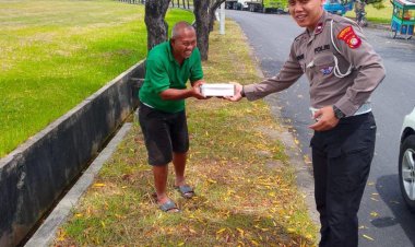 Satlantas Polres Metro Bekasi Tebar Kebaikan Melalui Program "Jumat Berkah" : Pererat Silaturahmi dan Kepedulian Sosial