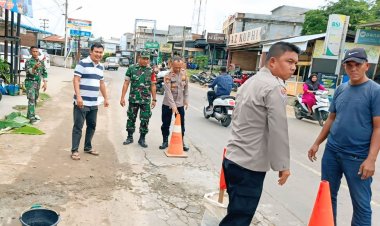 Polsek Samudera, TNI dan Perangkat Desa Bersinergi Tambal Jalan Berlubang di Blang Peuria