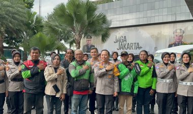 Gelar Jumat Peduli, Polda Metro Jaya Salurkan 400 Paket Sembako Untuk Pengemudi Ojek Online