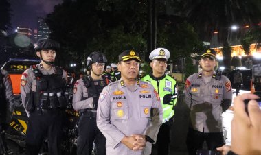 Polda Metro Jaya Gelar Patroli Malam, Sapa Warga Hingga Ojol Beri Himbauan Kamtibmas