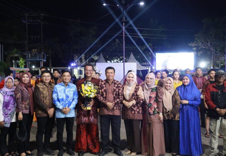 Wabup Tanjab Barat Hadiri Tungkal Fashion Street 2: Gaungkan Cinta Batik dan Kreativitas Anak Daerah