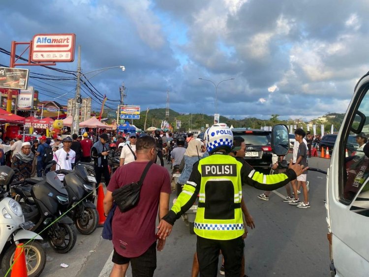 Layanan Prima Polri: Balapan Usai, Polisi Tetap Siaga Jamin Kenyamanan Turis di Destinasi Wisata Lombok