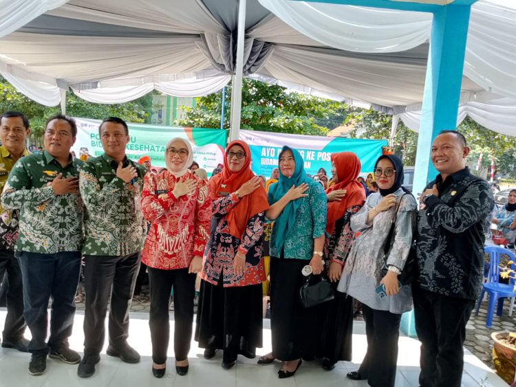 Bupati Way Kanan Ayu Asalasiyah, S.Ked., memberikan arahan pada kegiatan Gerakan Posyandu Aktif  Posyandu Way Pisang, Kampung Way Pisang, Kecamatan Way Tuba, Kamis (9/10/2025).