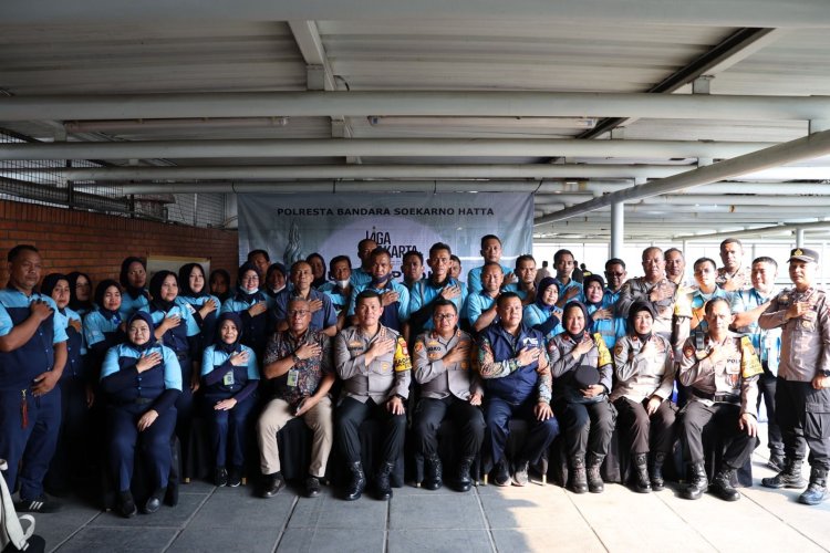 Jumat Peduli, Polresta Bandara Soetta Bagikan Paket Sembako ke Puluhan Petugas Cleaning Service 