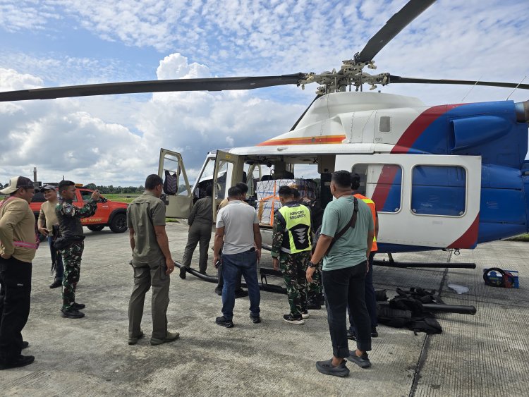 Satgas Ops Damai Cartenz Distribusikan Logistik ke Pos Kiwirok Lewat Airdrop