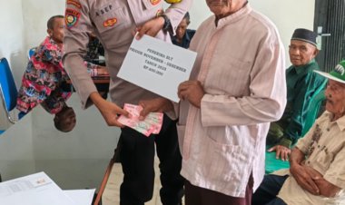 Kawal Penyaluran BLT DD, Bhabinkamtibmas Gencar Sosialisasi Layanan 110 di Balai Kampung Kaliawi Indah