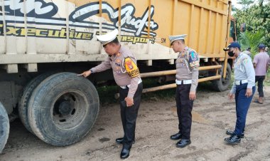 Tekan Angka Kecelakaan Lalu Lintas, Kasatlantas Polres Way Kanan Lakukan Rampcheck dan Pemeriksaan Kesehatan Sopir