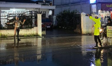 Hujan Deras Tak Surutkan Semangat, Satlantas Polres Aceh Tengah Tetap Kawal Arus Lalu Lintas