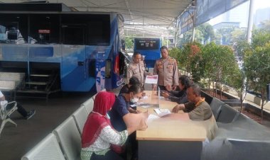 Itwasda Polda Metro Jaya Sosialisasikan SP4N-Lapor kepada Warga di Samsat Keliling