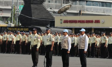 Kapolda Metro Jaya Berikan Penghargaan kepada Satpam dan Satkamling Berprestasi