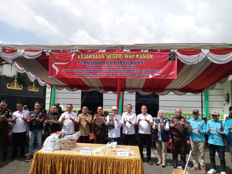 Kejari Way Kanan Musnahkan Barang Bukti 20 Perkara Pidana, Didominasi Kasus Narkotika  19 November 2025 16:25