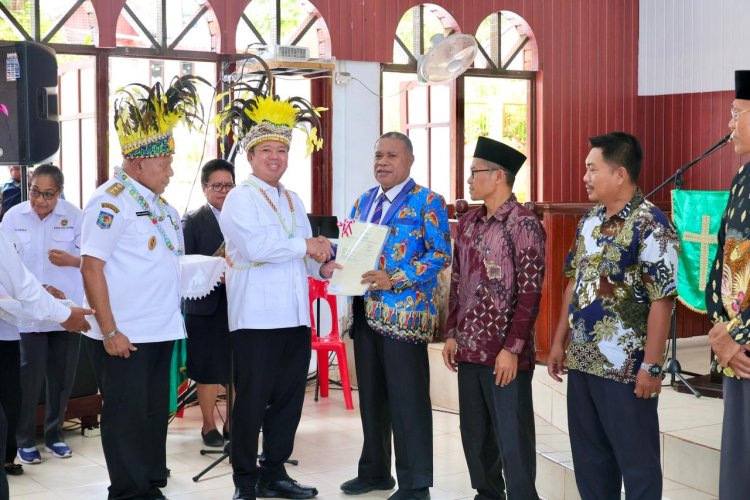 ‎Menteri Nusron Serahkan Sertipikat di Papua: Era Presiden Prabowo Semua Tempat Ibadah Harus Disertipikatkan Tanpa Pengecualian