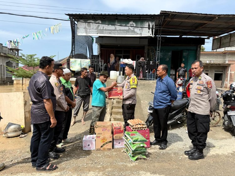 Kapolres Pidie Tinjau Lokasi Banjir dan Salurkan Bantuan Sembako untuk Pengungsi dan Dapur Umum