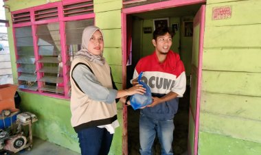 Kasat Intelkam Polres Langsa Salurkan 50 Paket Bansos untuk Korban Banjir di Kota Langsa
