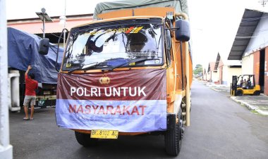 Slog Polri Percepat Distribusi Bantuan ke Tiga Provinsi Terdampak Bencana Melalui Jalur Udara dan Laut