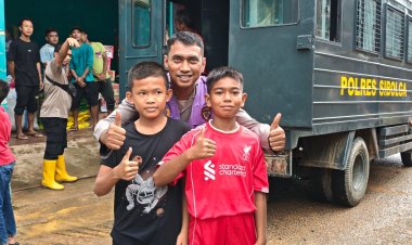 Tugas Kemanusiaan Berlanjut: Tim Brimob Polda Riau Evakuasi Jenazah Korban Bencana di Kecamatan Palembayan