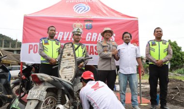 Bangkit Bersama Polri: Kapolres Tapteng Layani Service Motor Gratis untuk Warga Terdampak