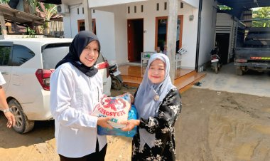 Kasat Intelkam Polres Langsa Salurkan 100 Paket Bansos untuk Purnawirawan Polri dan Warga Terdampak Banjir