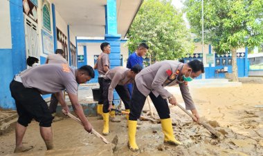 Polres Pidie Gelar Gotong Royong Bersihkan SD Negeri Kandang Pasca Banjir