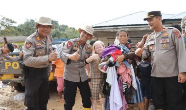 Selimut Sehangat Kasih Ibu  Polres Tapteng Bagikan Bantuan Pakaian untuk Korban Banjir