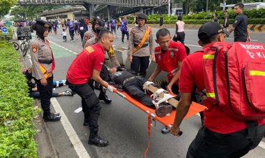 Polisi Bersepeda Sigap Bantu Evakuasi Korban Laka di CFD Jakarta