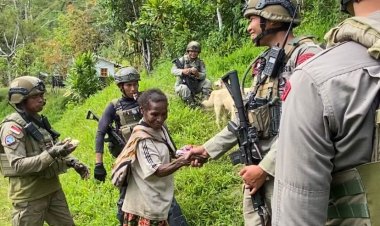 Patroli Humanis Satgas Ops Damai Cartenz di Kampung Apom Kiwirok, Pererat Kedekatan dengan Warga