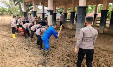 Bentuk Kepedulian Pasca Banjir, Polres Pidie Bersihkan Puskeswan Pasar Hewan Baro Yaman