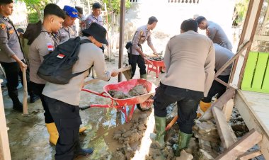 Polri Hadir untuk Rakyat, Polres Pidie Bersihkan Rumah Warga Gampong Sentisa