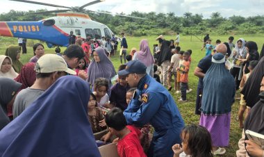 Pilot dan Kru Helikopter Salurkan Amanah Al-Qur’an untuk Anak-Anak Terdampak Banjir di Aceh Tamiang