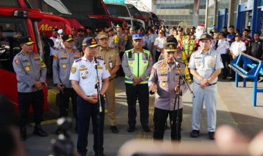 Tinjau Terminal Pulo Gebang, Kapolri Tekankan Utamakan Keselamatan Penumpang! 