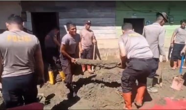 Polres Gayo Lues dan Brimob Polda Aceh Bersihkan Lumpur dan Material Kayu Pascabanjir Bandang