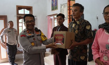 Polres Tapteng Rayakan Natal 2025 Bersama Pengungsi Korban Bencana di GOR Pandan