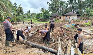 Tim SAR Resimen II Pasukan Pelopor Bantu Pencarian dan Pemulihan Infrastruktur Pascabanjir di Agam