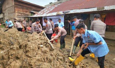 Sinergi Polres Pidie, PLN, dan Warga Gotong Royong Bersihkan Jalan di Gampong Baro Yaman