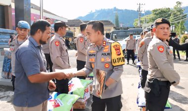 Kapolres Aceh Tengah Salurkan Bantuan Kapolda Aceh untuk Personel Terdampak Bencana
